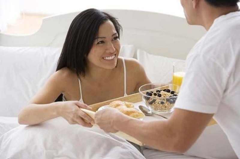 Принесла мужу видео. Кофе в постель. Мужчина и женщина завтракают. Завтрак в постель девушке. Принес завтрак в постель.